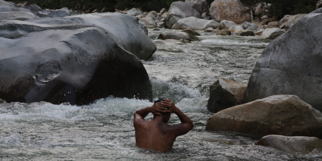 Mitglied der Kichwa (indigene Volksgruppe Ecuadors) im Río Piatúa