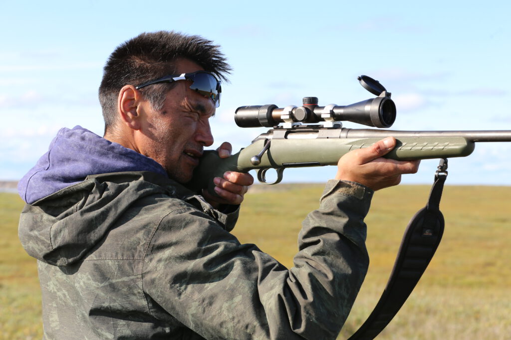 Sam Kunaknana auf der Jagd in der Tundra. 