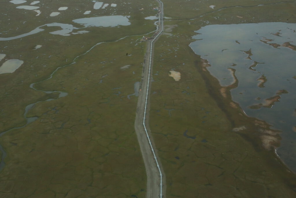 Trans-Alaska-Pipeline von einem Kleinflugzeug aus gesehen im August 2023.